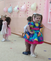 малыши поздравляют мам и бабушек с 8 марта малыши поздравляют мам и бабушек с 8 марта.